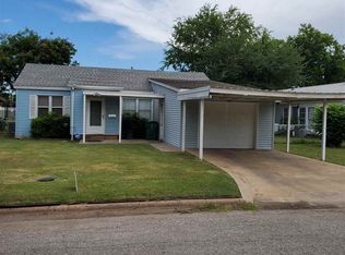 404 E Oklahoma St, Walters, OK 73572