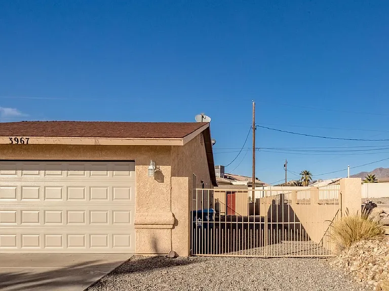 3967 Breakwater Dr — Photo 2