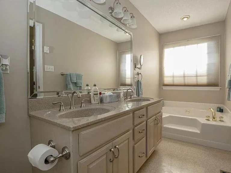 102 Rebeccas Ln — Photo 8
