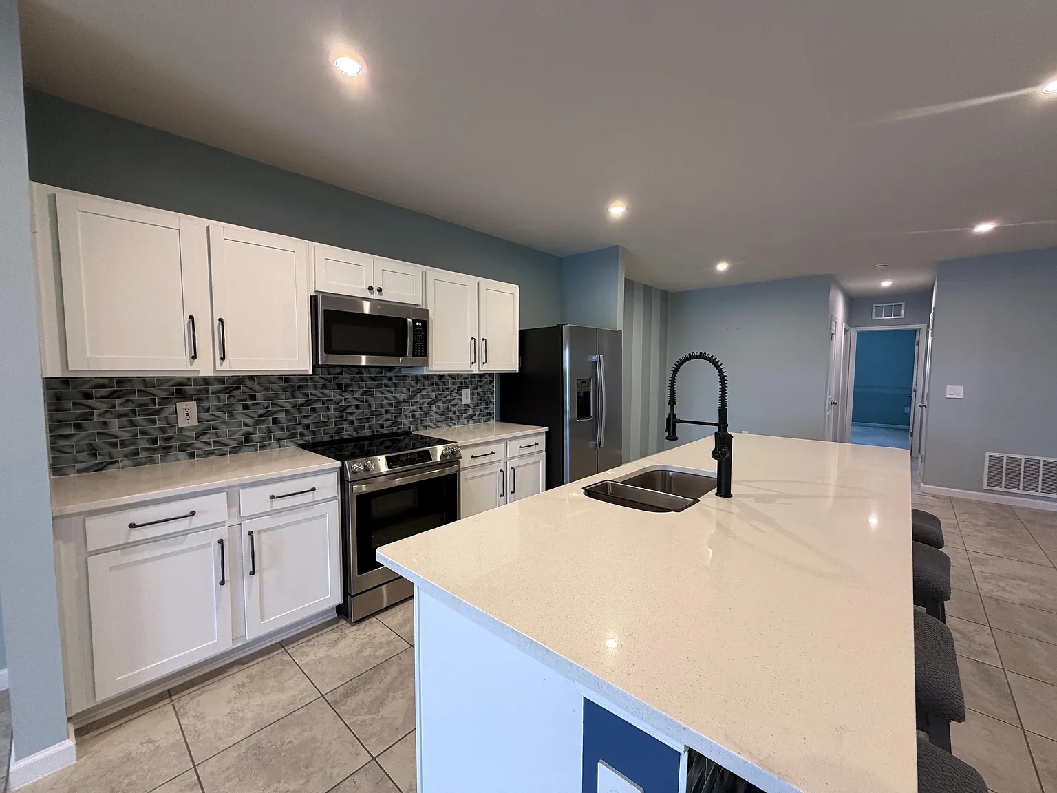 3 bed, 2.0 bath, 1529 sqft, $2,200 — Photo 3