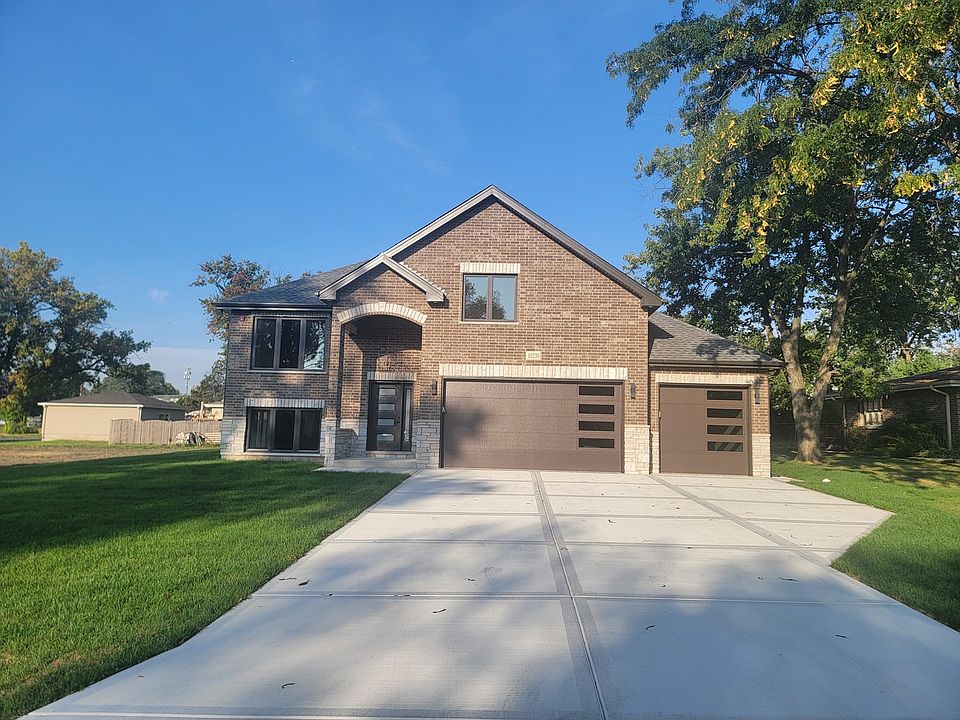 1st image of 10230 S 83rd Ct