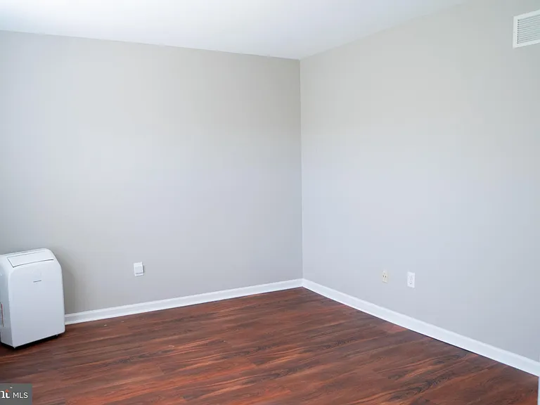 102 Thomas Ln — Photo 35