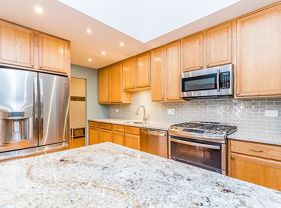 4th image of 1027 N Earls Ct