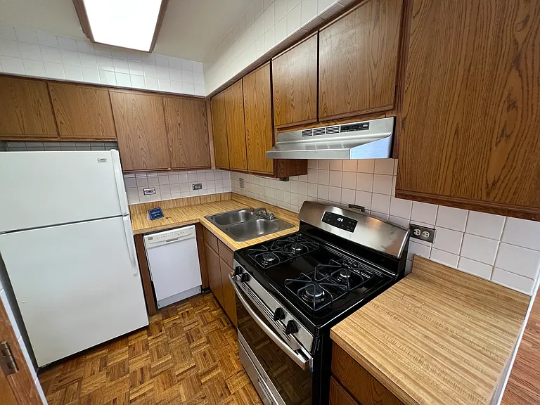 417 W Roscoe St — Photo 29