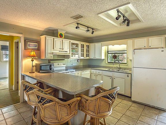 3rd image of 673 E Gulf Beach Dr