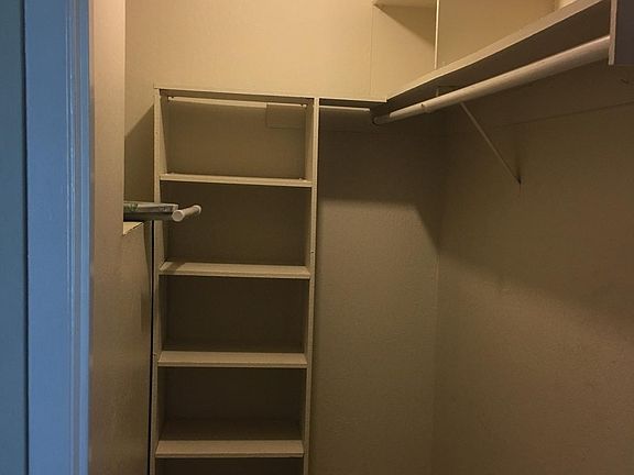 Walk-in-closet