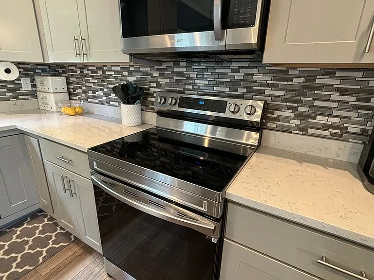2400 Canterbury Dr — Photo 5