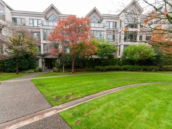 175 E 10th St #309, North Vancouver, BC V7L 4W1