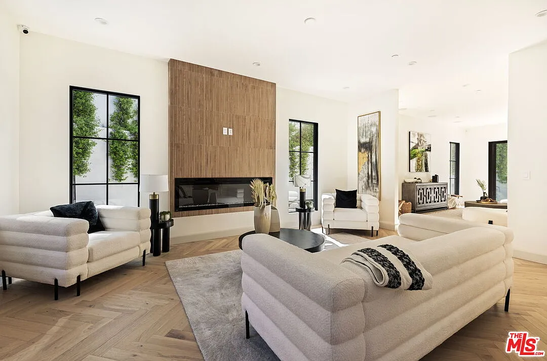 6 bed, 7.0 bath, 5750 sqft, $20,000 — Photo 2