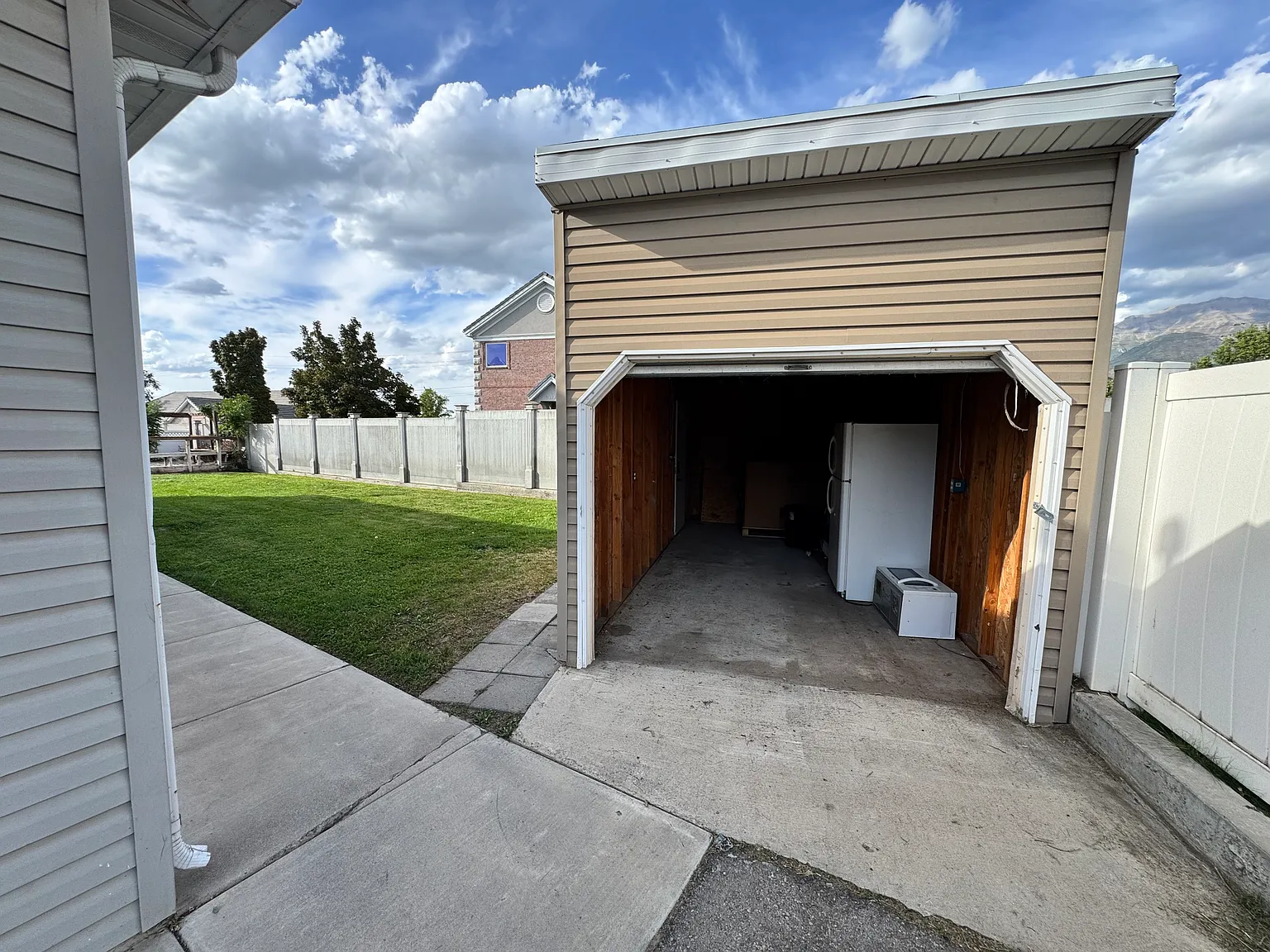 3 bed, 1200 sqft, $1,900 — Photo 3