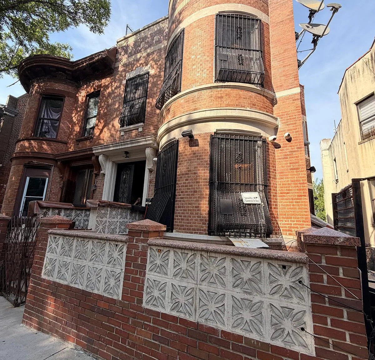 820 Manida St — Photo 2