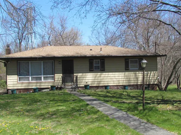 1 Corine Dr, Poughkeepsie, NY 12601