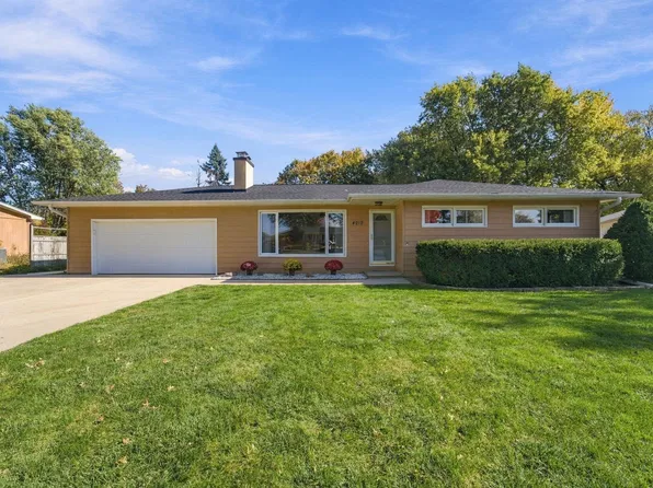 4212 Crestview Dr, Cedar Falls, IA 50613