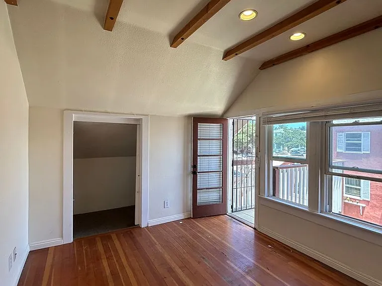Upstairs one bedroom available now on Emerald between Cass and Bayard — Photo 5