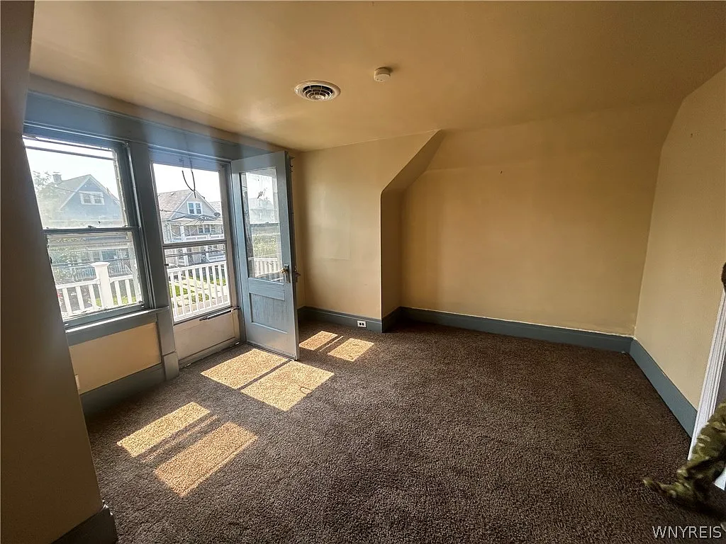 3 bed, 1.0 bath, 2412 sqft, $1,250 — Photo 4
