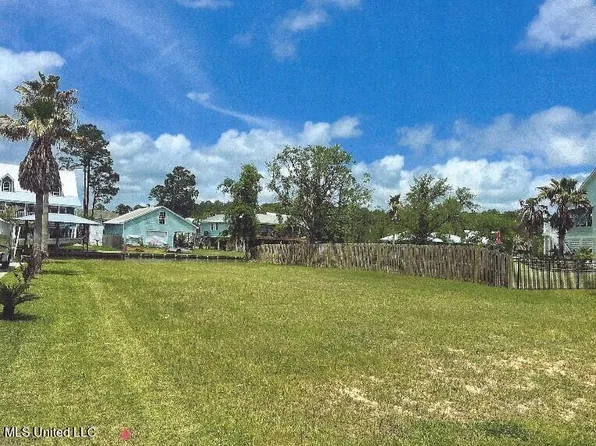 237 Hackberry Dr, Pass Christian, MS 39571