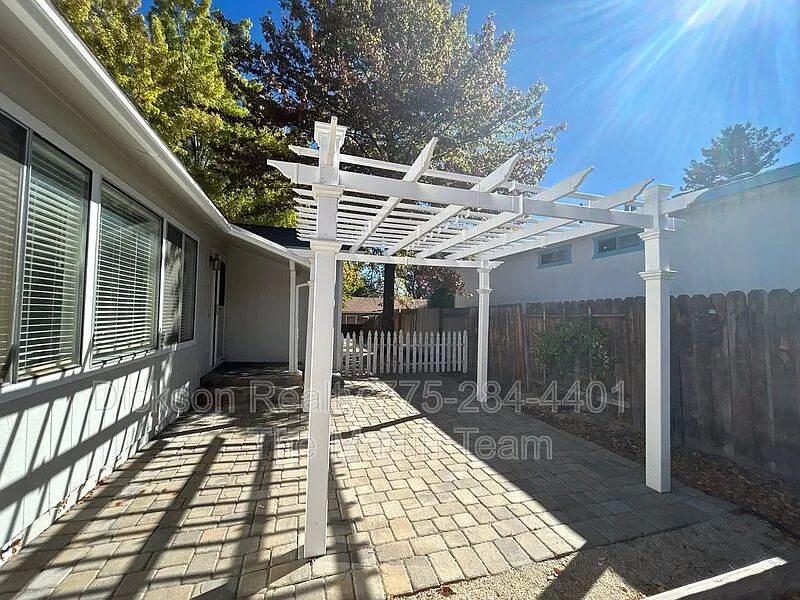 2810 Harding Way photo 1