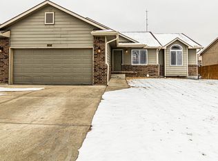 925 Dagen Ln, Junction City, KS 66441