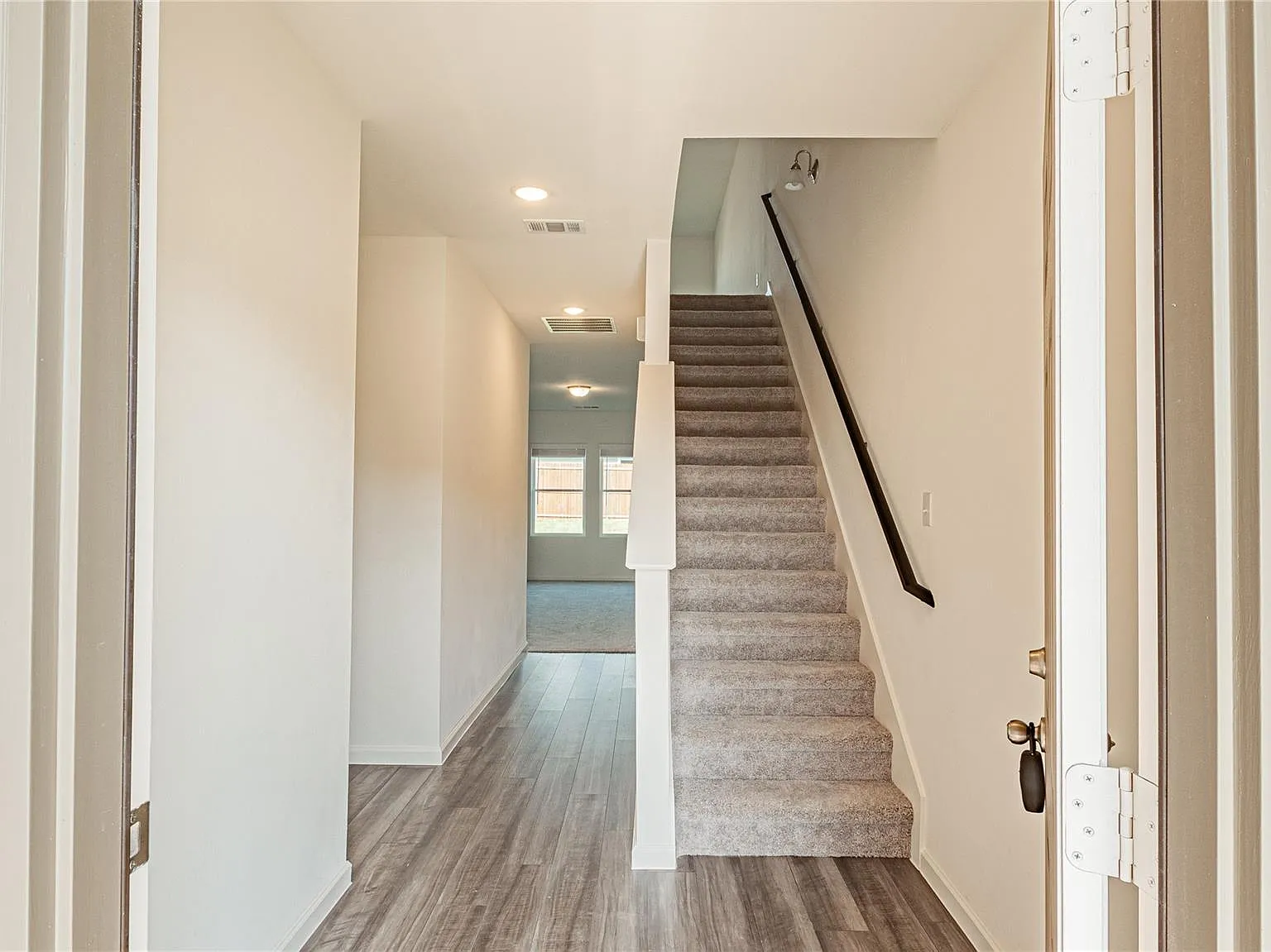 4 bed, 2260 sqft, $2,290 — Photo 3