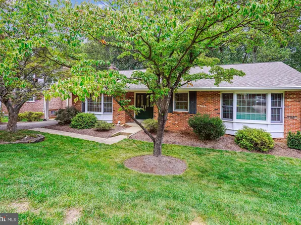 8131 Briar Creek Dr, Annandale, VA 22003