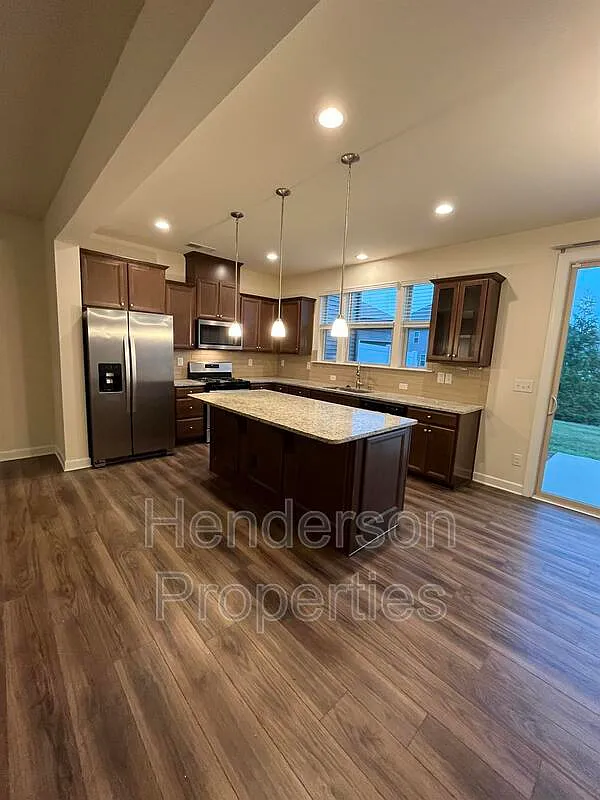 3 bed, 2.5 bath, 1790 sqft, $2,200 — Photo 2