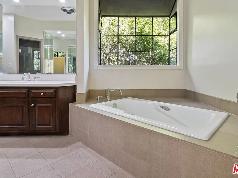 1478 Sunset Plaza Dr — Photo 16