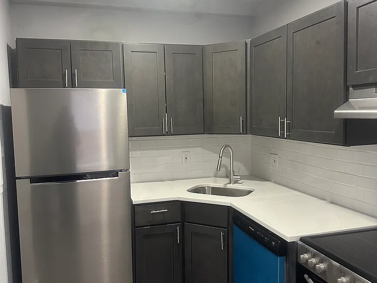 215-18 W Walnut Ln #C401 — Photo 1