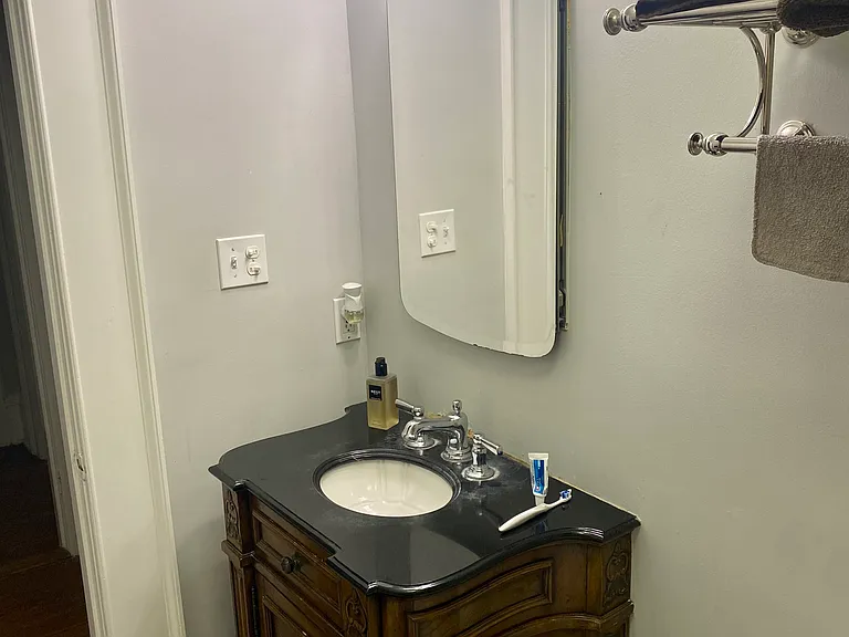223 W Waldburg St #A — Photo 13