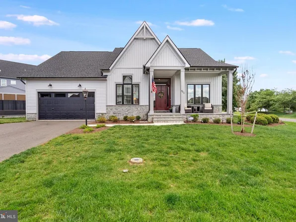 511 Shenandoah Crossing Dr, Charles Town, WV 25414