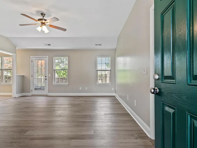 3200 Paramount Way — Photo 2