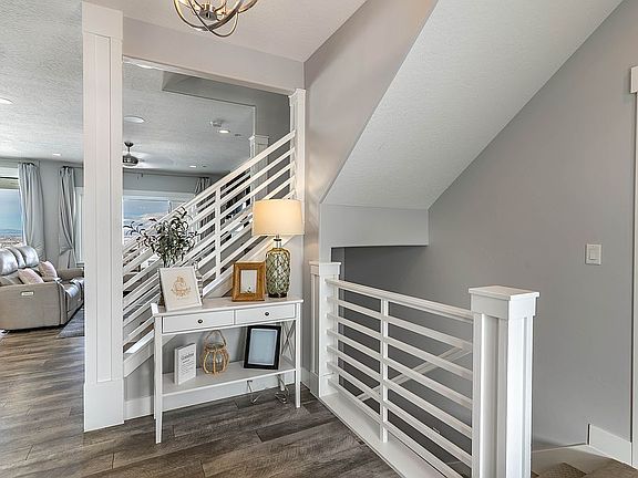 2nd image of 205 E Meadow Lark Ln