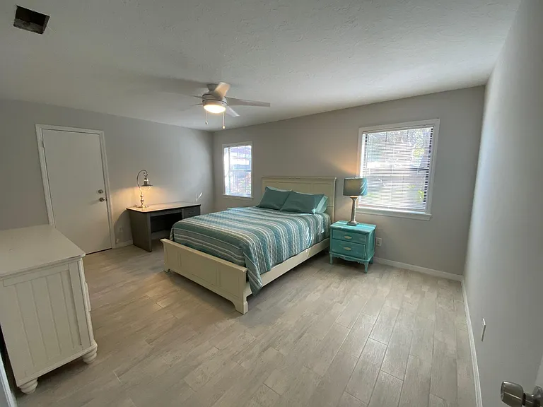 Second Bedroom with Desk (office chair also provided)