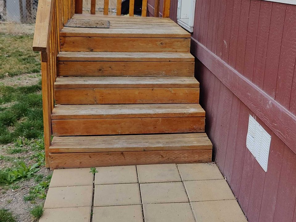 Tile lined entrance with finis