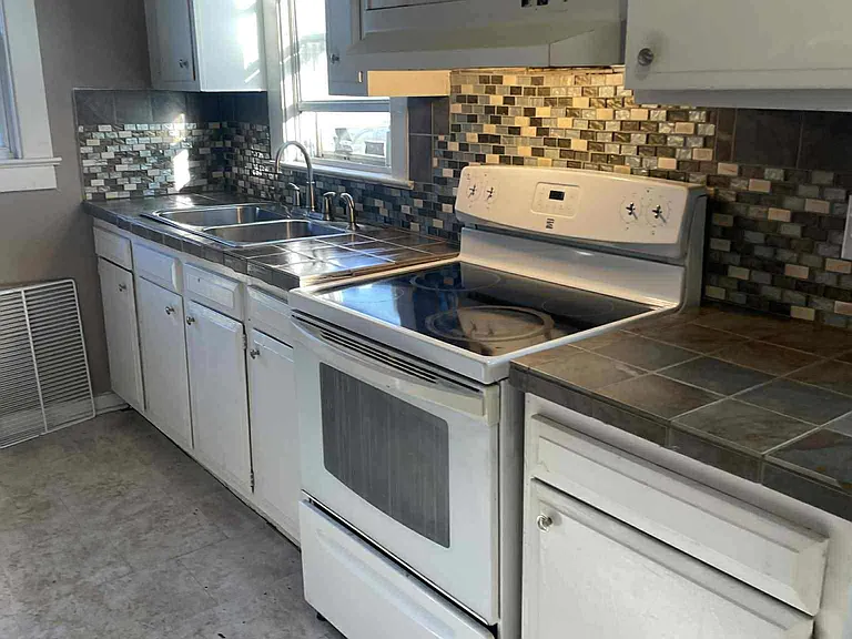505 California Blvd — Photo 4