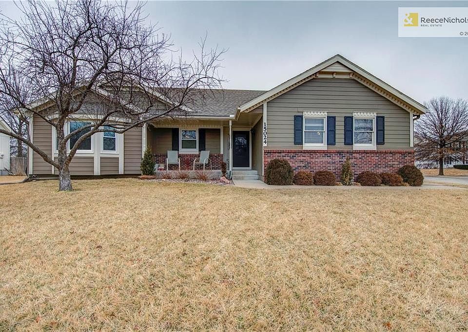 Front of home with corner lot of cul de sac.