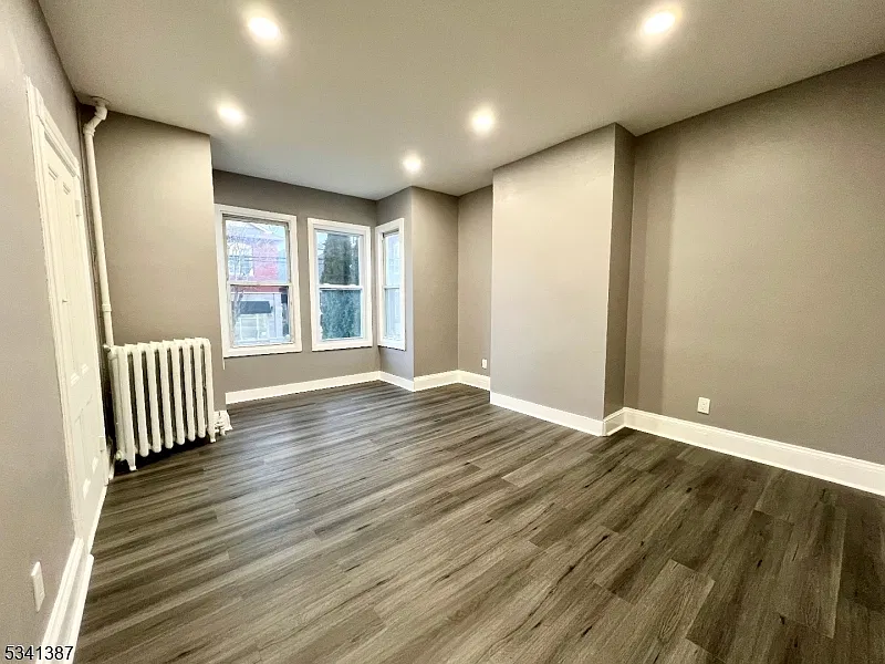 3 bed, 1.0 bath, $2,400 — Photo 4