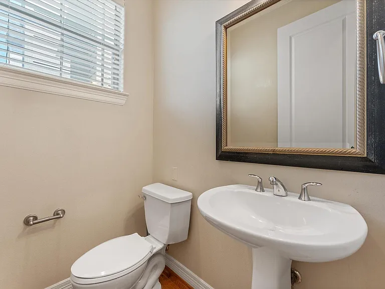 906 Reinicke St — Photo 15
