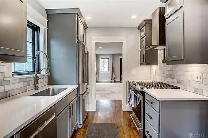 327 W Davis St — Photo 34