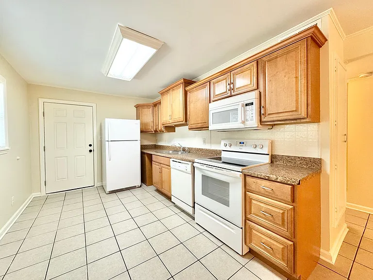 912 Englewood St — Photo 5