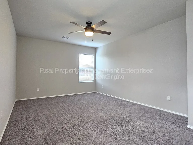319 Waterside Dr — Photo 12