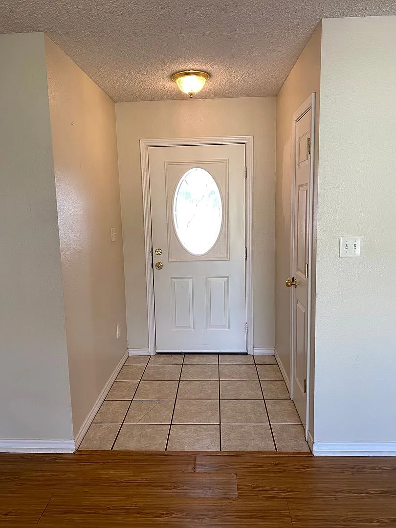 3 Bed 2 Bath - close to city trail — Photo 2