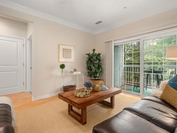 132 Clocktower Dr #113, Waltham, MA 02452