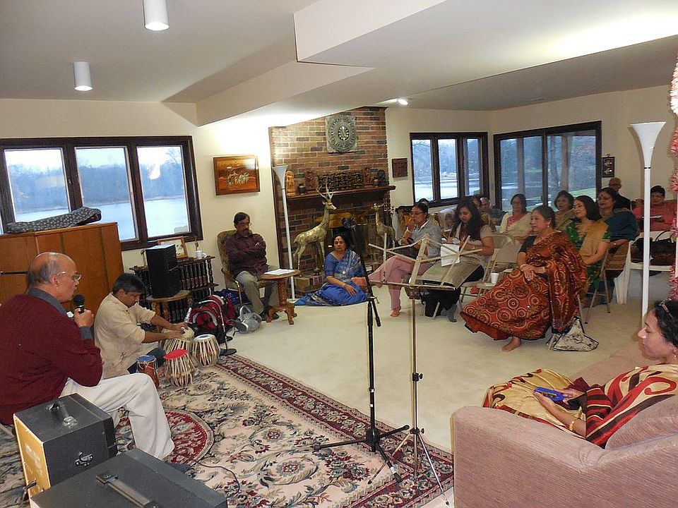 LARGE SITTING ROOM AT THE LO