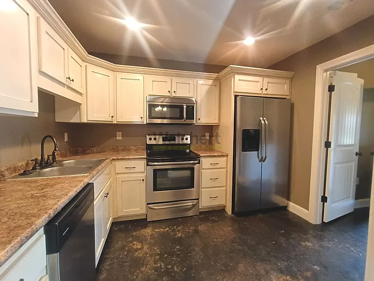 1112 Gregory Ct — Photo 7