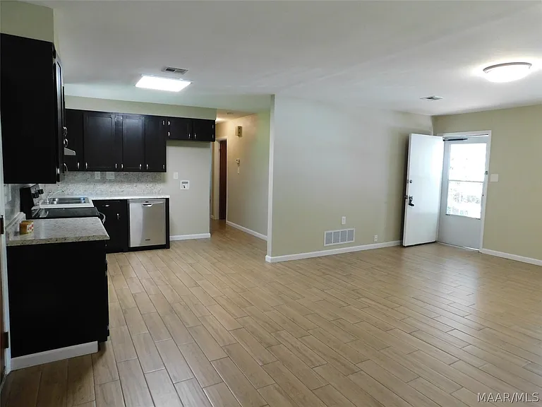 733 Gillespie St — Photo 5