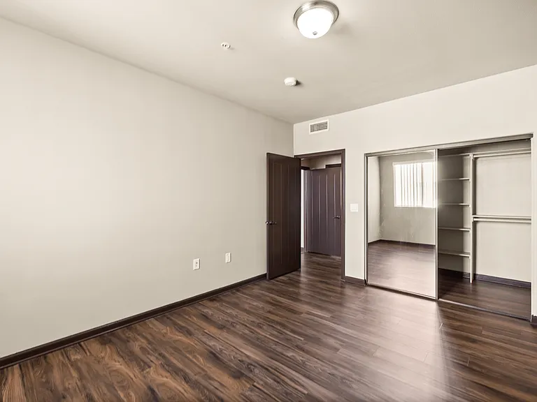 Le Blanc Apartments — Photo 14