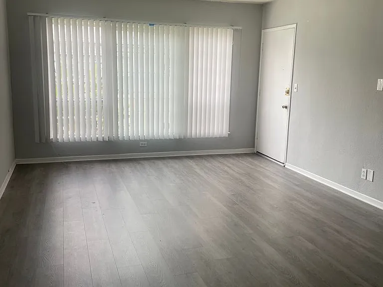 15509-15513 Victory Blvd — Photo 3