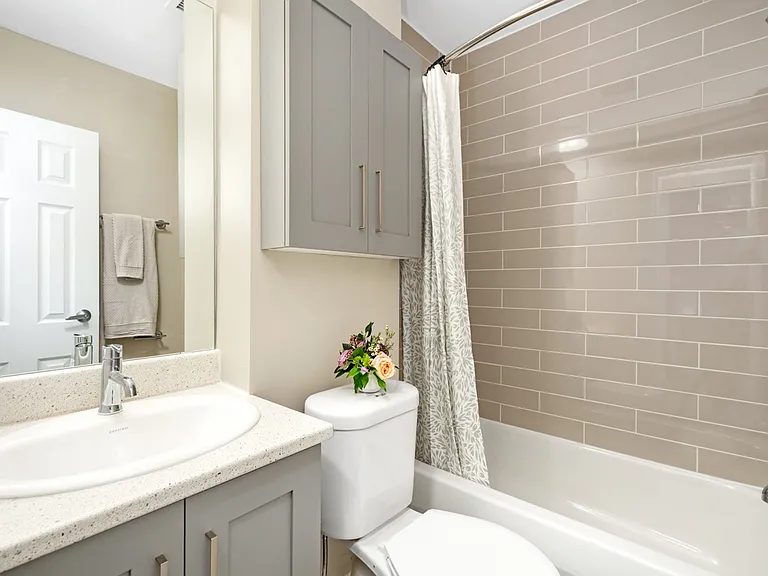35 Woodridge Cres — Photo 11