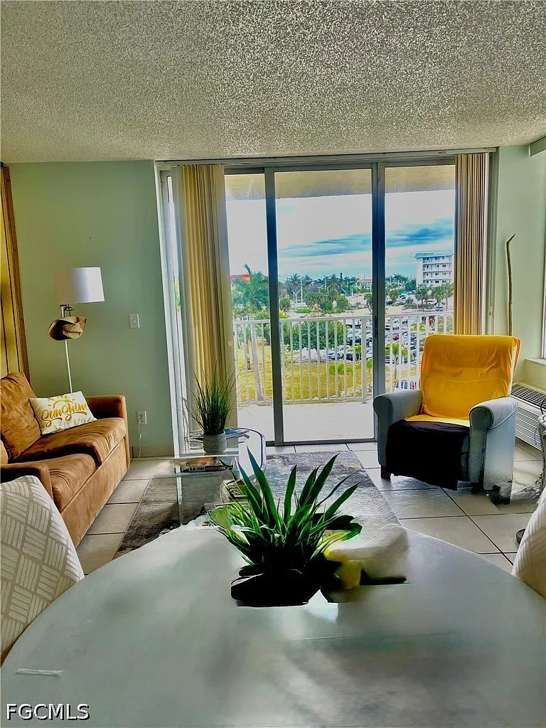 1 bed, 1.0 bath, 517 sqft, $2,300 — Photo 2