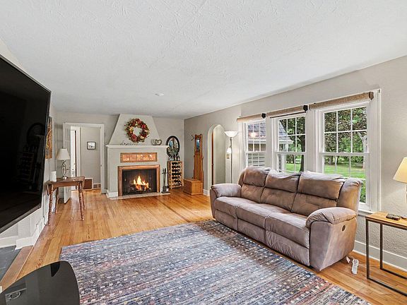 3rd image of 214 W Hamilton Ln